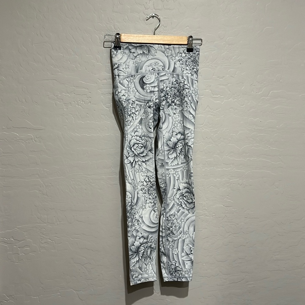 Lululemon Wunder Under Gray and White Floral Leggings with Mesh, Size 4